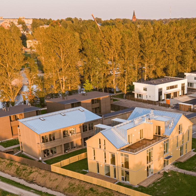 To rekkehus og en to-etasjes bygård. Welement teamet tegnet, produserte og installerte modulære rekkehus og en bygård som en elementær løsning.