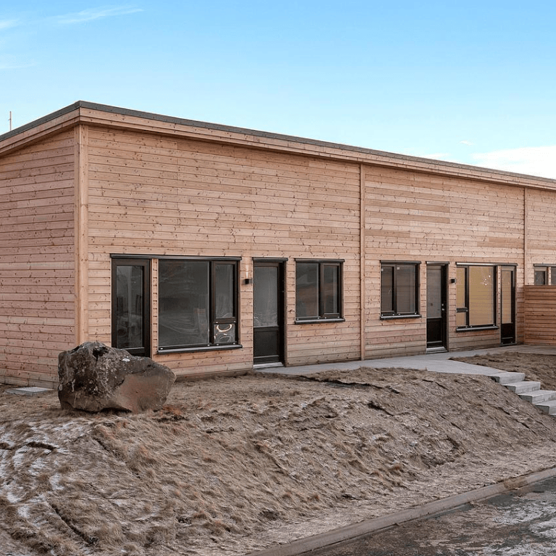 Single-storey townhouses are located on the outskirts of Reikyavik. Welement's team designed and manufactured factory-made elements.